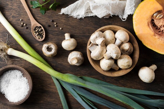 Vue de dessus de la disposition des champignons frais