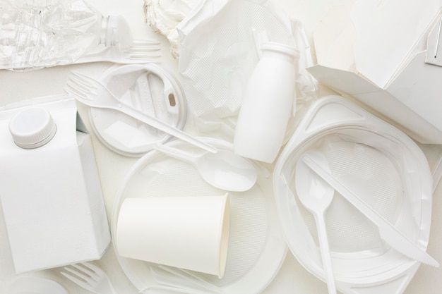 Vue de dessus de la disposition des déchets plastiques sales