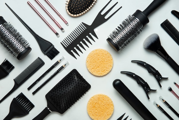 Vue de dessus de la disposition des outils de coiffure