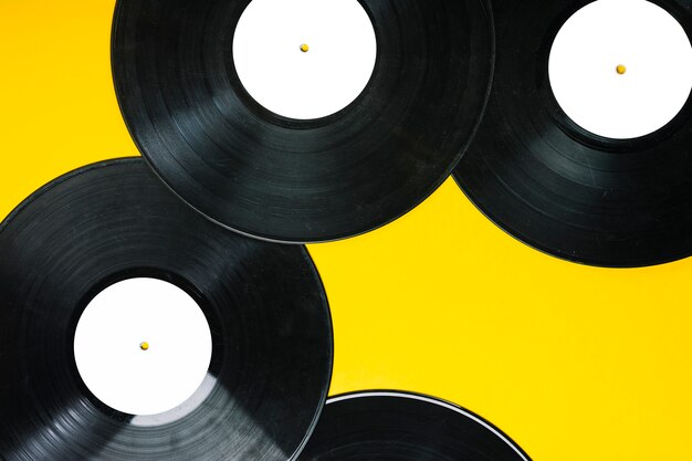 Une vue de dessus de disques vinyles sur fond jaune