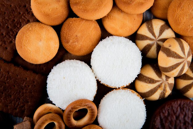 Vue de dessus de divers bonbons biscuits au chocolat anneaux de pain comme arrière-plan