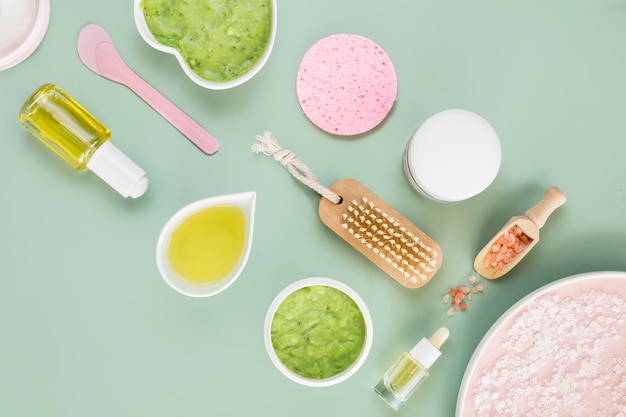 Vue de dessus divers produits pour les soins de la peau