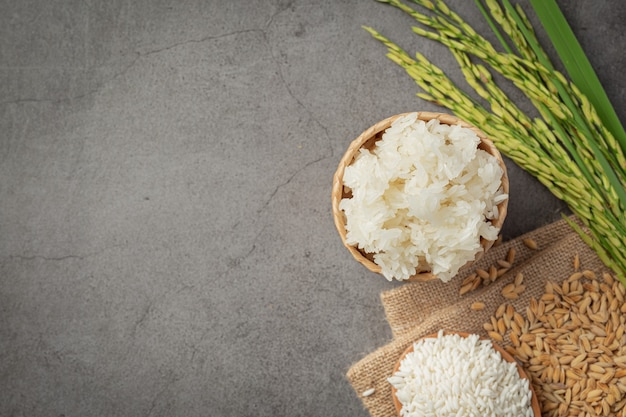 Vue de dessus de divers types de produits à base de riz sur un sol sombre