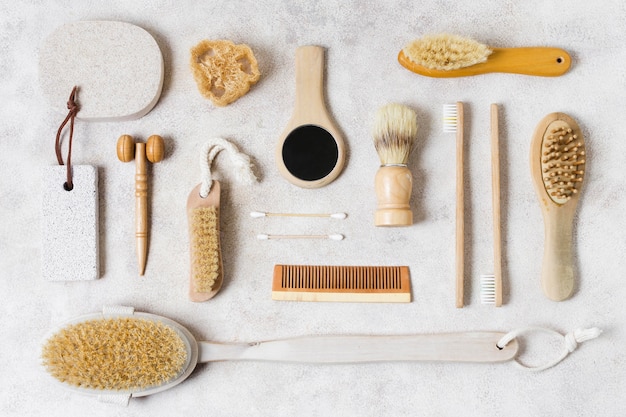 Vue de dessus diverses brosses à cheveux naturels et accessoires