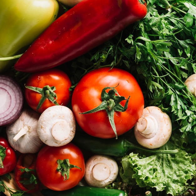 Photo gratuite vue de dessus de diverses crudités