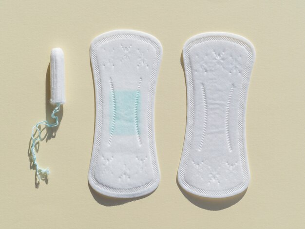 Vue de dessus diverses serviettes hygiéniques et tampons