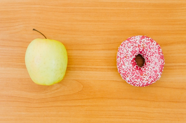 Vue de dessus donut vs fruits