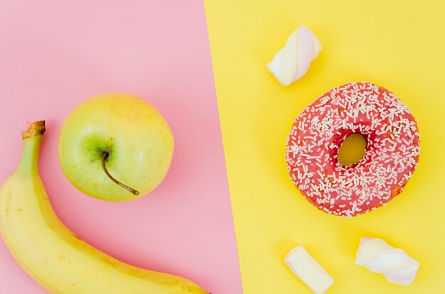 Vue de dessus donut vs fruits