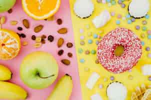 Photo gratuite vue de dessus donut vs fruits