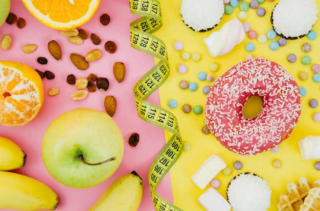 Vue de dessus donut vs fruits