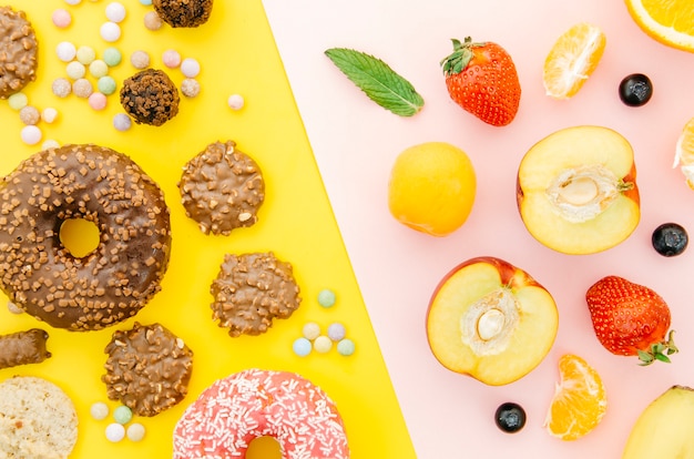 Photo gratuite vue de dessus donut vs fruits