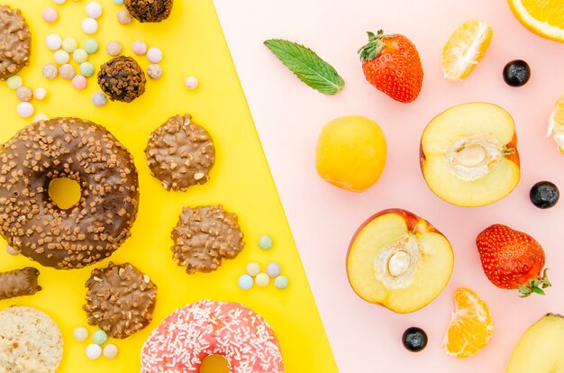 Vue de dessus donut vs fruits