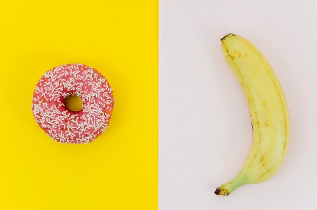 Vue de dessus donut vs fruits