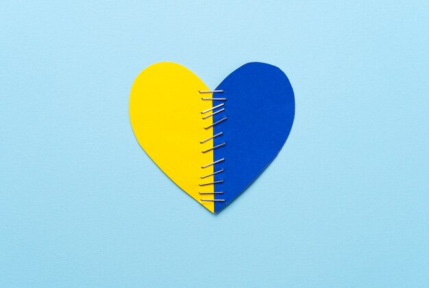 Vue de dessus drapeau ukrainien coeur brisé avec des points de suture
