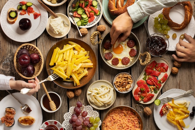 Photo gratuite vue de dessus du banquet avec beaucoup de nourriture