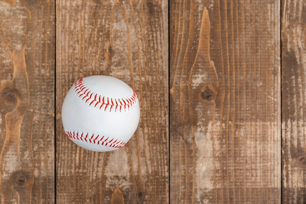 Vue de dessus du baseball sur fond en bois