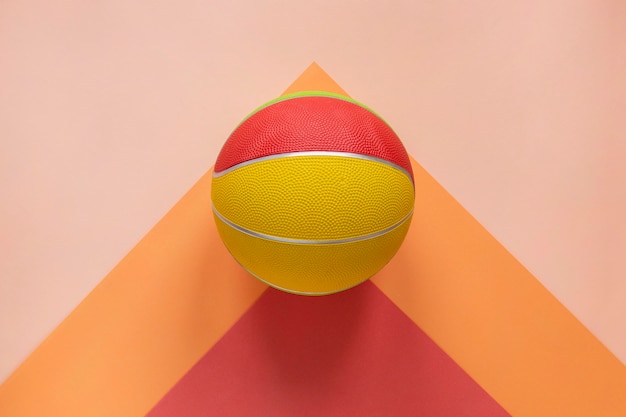 Photo gratuite vue de dessus du basket-ball coloré