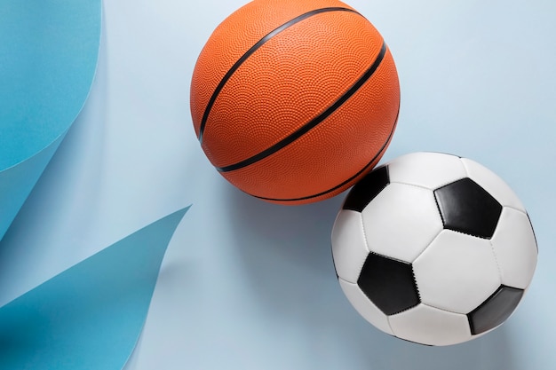 Photo gratuite vue de dessus du basket-ball et du football