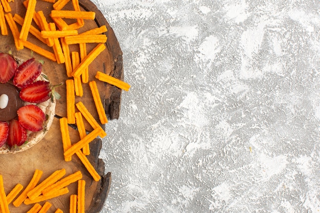 Vue de dessus du biscuit aux fraises avec biscottes orange sur le bureau en bois et gâteau de surface légère dessert sucré aux fruits au sucre cuire au four