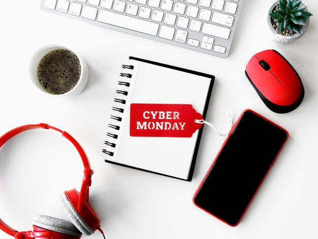 Vue de dessus du bloc-notes avec smartphone et casque pour cyber lundi