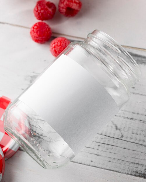 Vue de dessus du bocal en verre avec des framboises