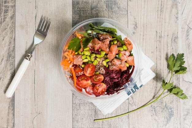 Vue de dessus du bol avec un assortiment d'aliments sains