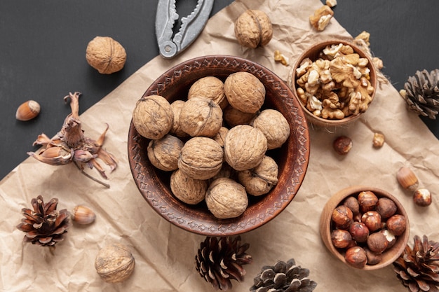 Vue de dessus du bol avec noix et glands