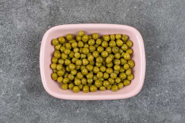 Vue De Dessus Du Bol Rose Plein De Pois Verts En Conserve