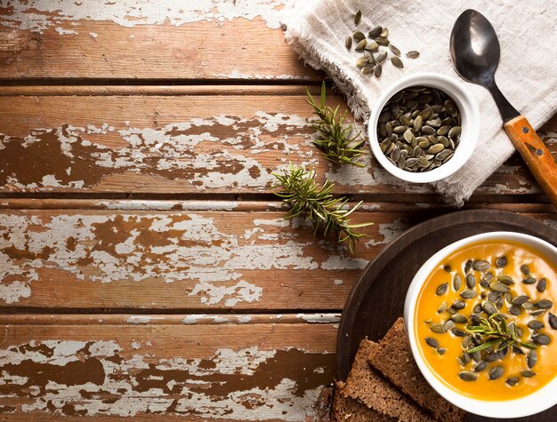 Vue de dessus du bol avec soupe de courge d'automne et espace de copie