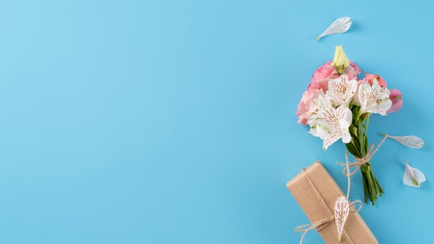 Vue de dessus du bouquet de fleurs avec boîte-cadeau et espace de copie