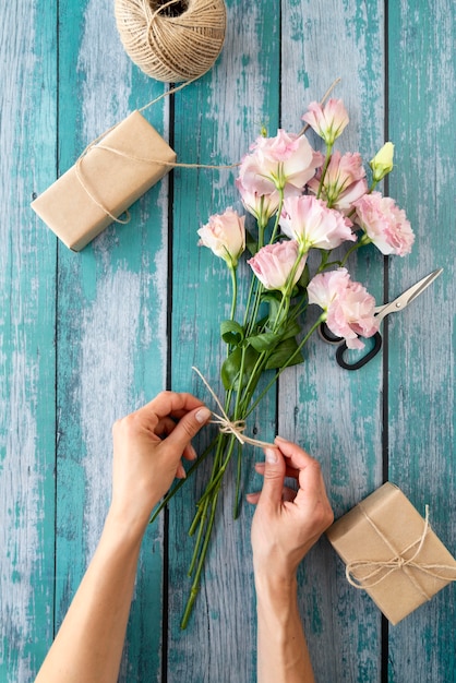 Vue de dessus du bouquet de fleurs avec cadeau