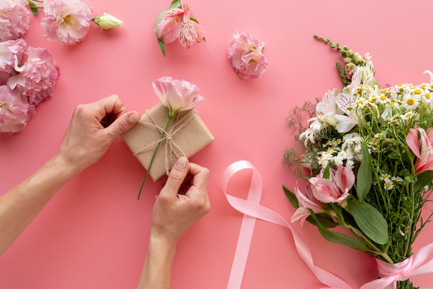 Vue de dessus du bouquet de fleurs avec cadeau