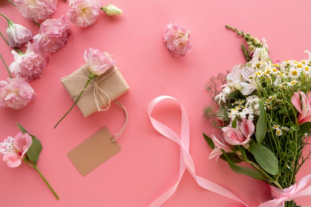 Vue de dessus du bouquet de fleurs avec cadeau