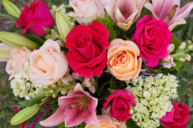 Photo gratuite vue de dessus du bouquet de fleurs fraîches au jardin