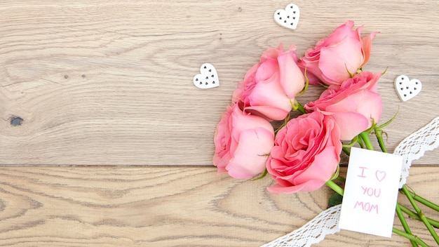 Vue de dessus du bouquet de roses sur une table en bois