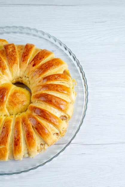 Vue de dessus du bracelet de pâtisserie délicieux cuit au four formé sur la lumière, biscuit de pâtisserie sucre sucré