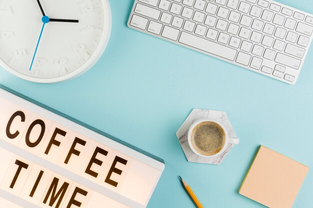 Vue de dessus du bureau avec clavier et café