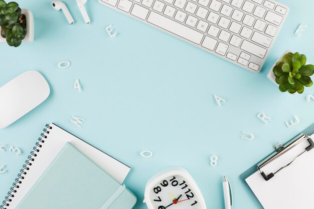 Vue de dessus du bureau avec clavier et ordinateur portable