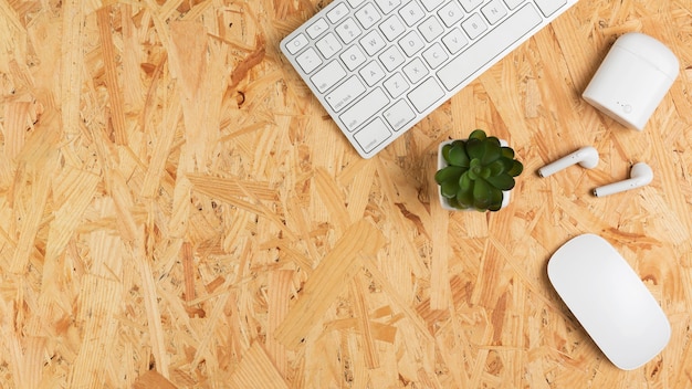 Vue de dessus du bureau avec clavier et succulentes