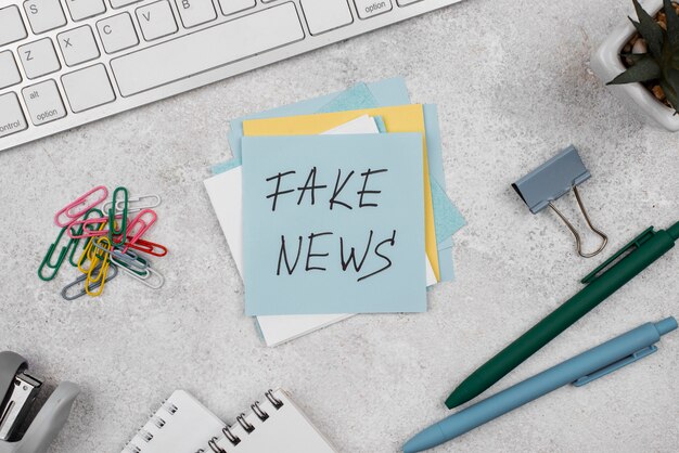 Vue de dessus du bureau du journaliste fake news