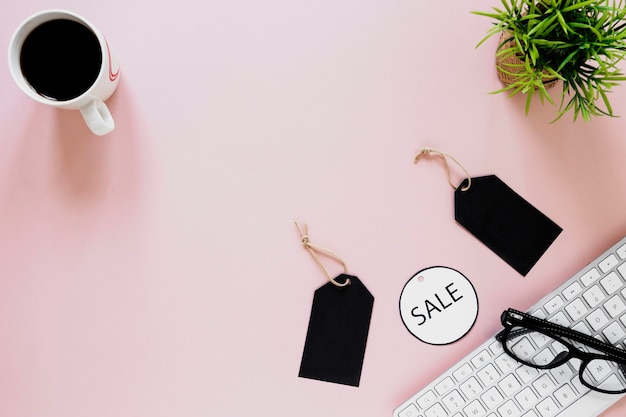 Photo gratuite vue de dessus du bureau avec des étiquettes noires