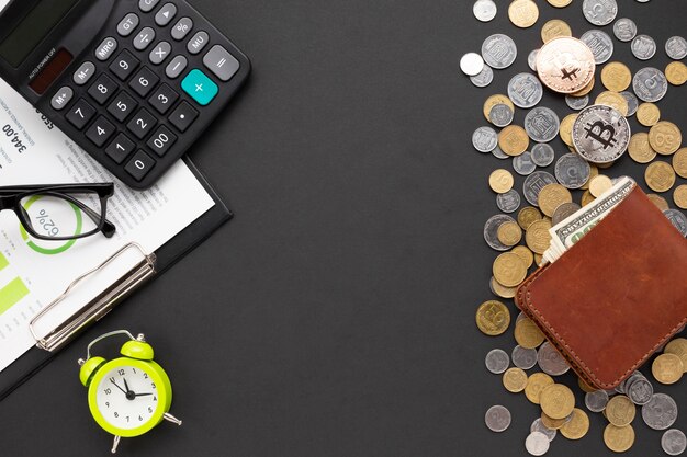 Vue de dessus du bureau avec des instruments financiers