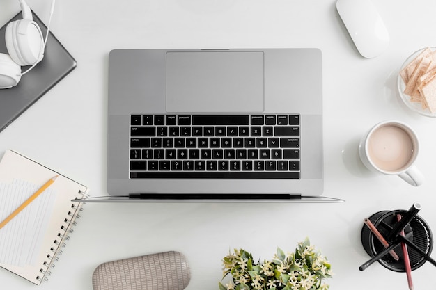 Vue de dessus du bureau avec ordinateur portable et casque