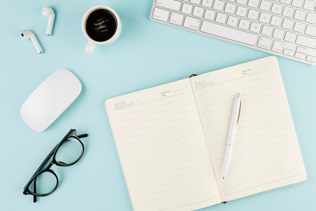 Photo gratuite vue de dessus du bureau avec ordinateur portable et clavier