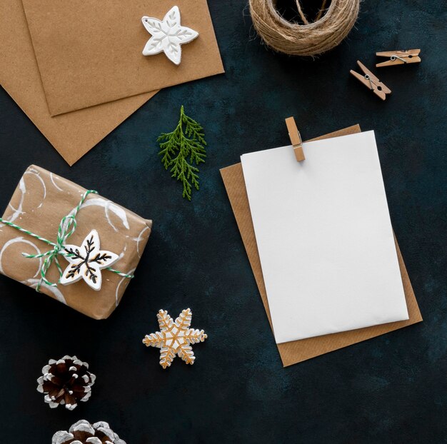 Photo gratuite vue de dessus du cadeau de noël avec des pommes de pin et de la ficelle