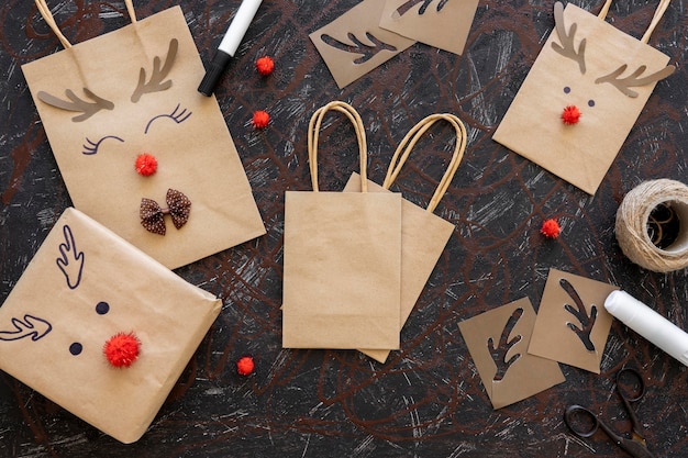 Vue de dessus du cadeau de Noël et des sacs en papier