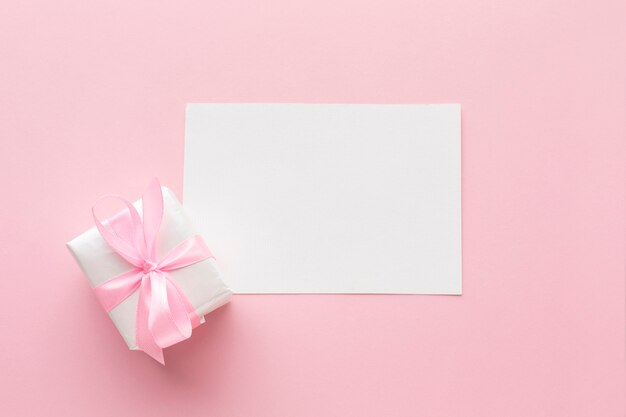 Vue de dessus du cadeau rose avec du papier