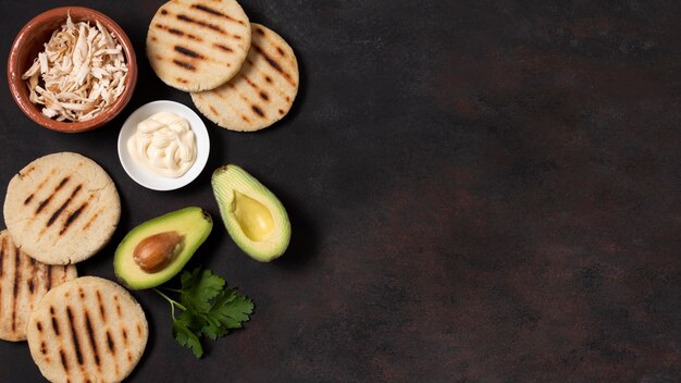 Vue de dessus du cadre Arepas et avocat