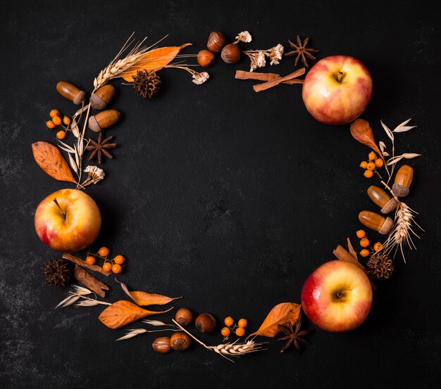 Vue de dessus du cadre d'automne avec des pommes et des glands