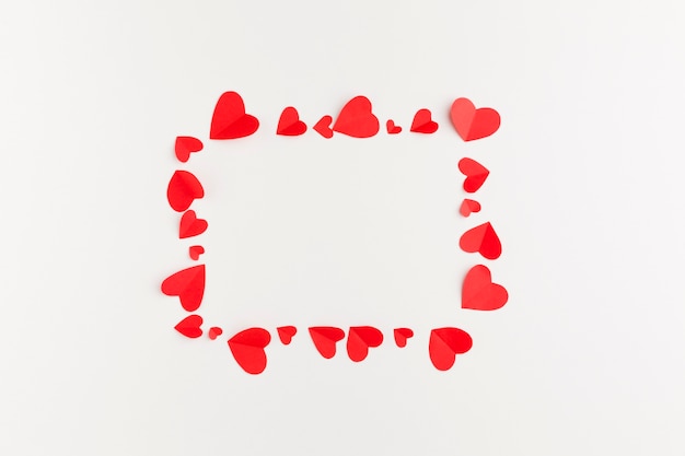 Vue de dessus du cadre de coeurs en papier pour la Saint-Valentin